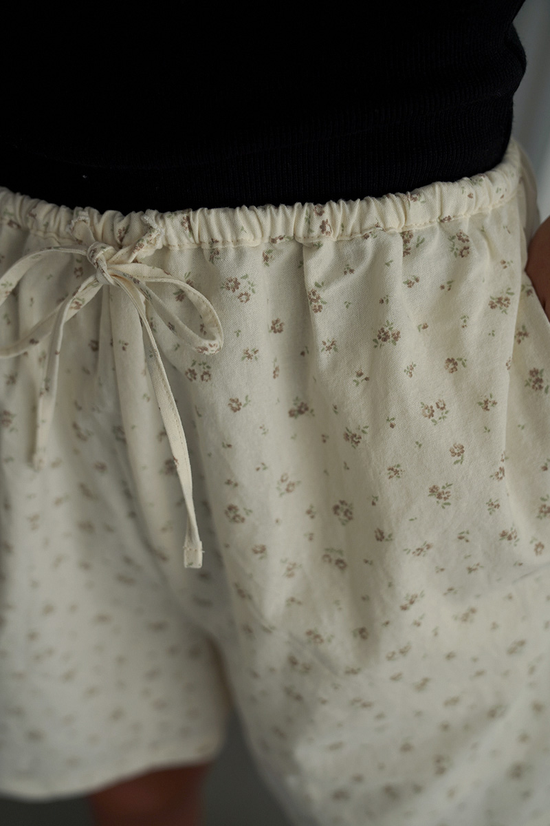 room306 CONTEMPORARY / Floral Pattern Short Pants